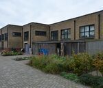 Regenpijpen staan als het ware in slagorde langs de achtergevel.
              <br/>
              Richard Keijzer, 2014-10-28